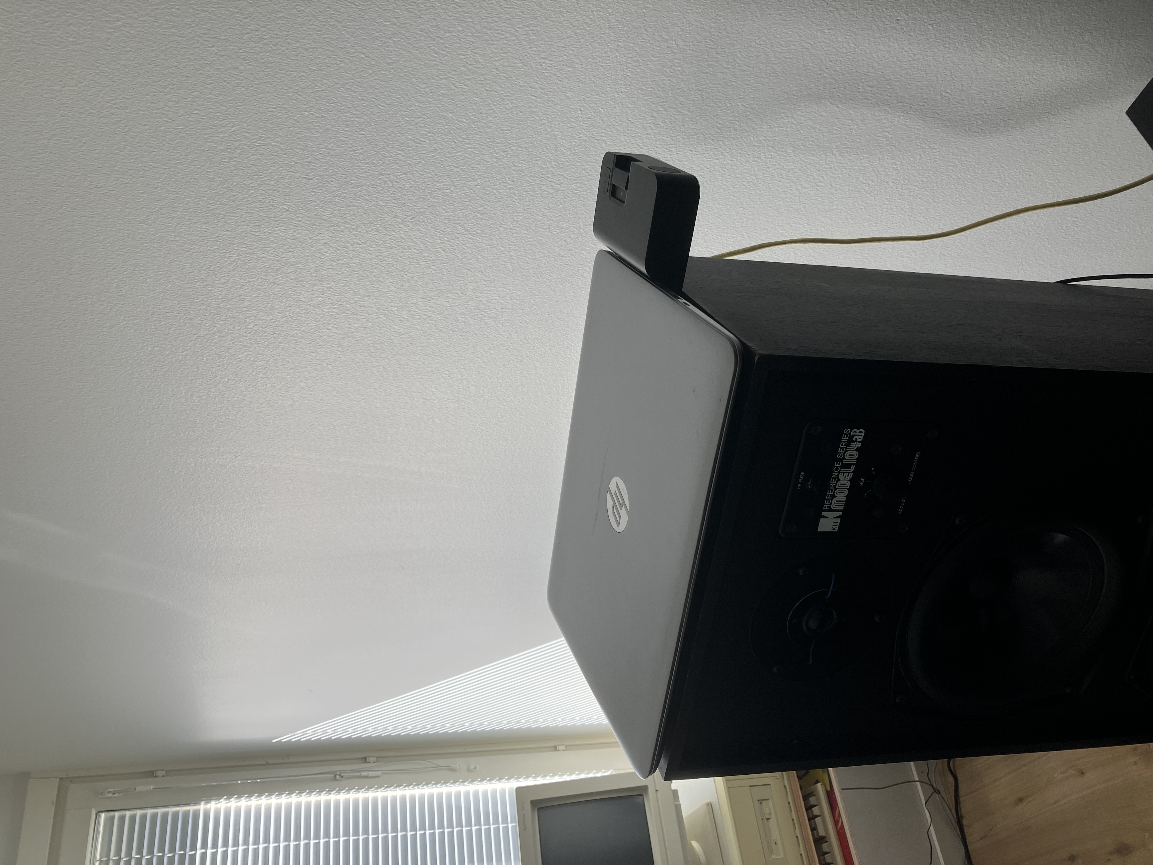 HP EliteBook 840 G4 docked, lid closed
